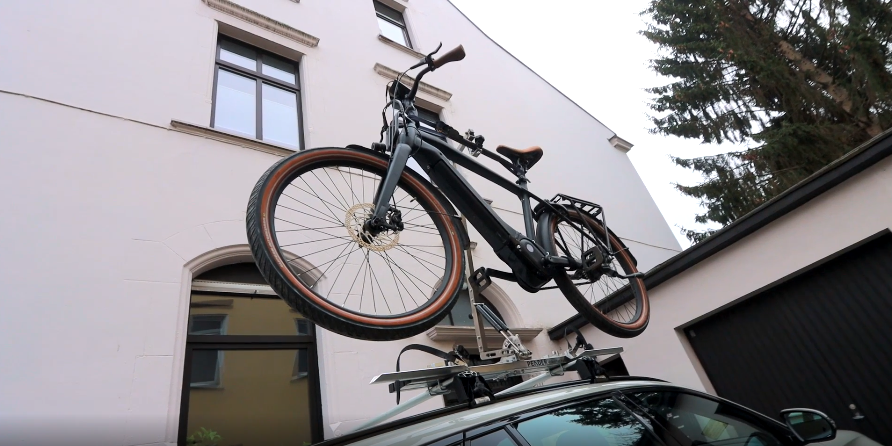 Lifting bike onto roof discount rack